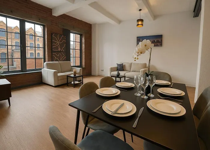 City Centre Apt - Up To 6 Stays-Near Bars & Train!